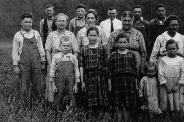 Photo of the Albert Smith family, date unknown